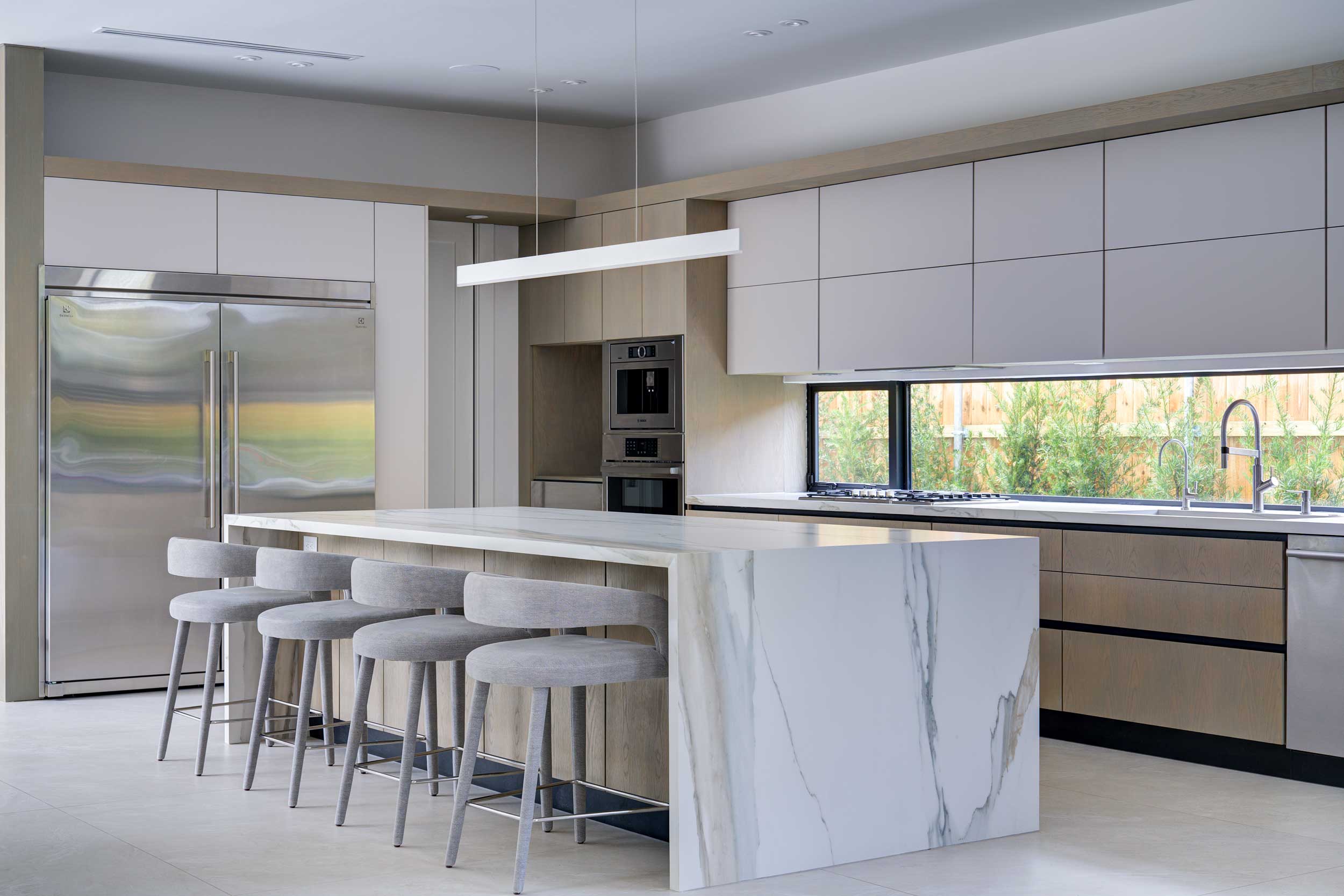 Large-format Porcelain Sintered Stone Kitchen Countertops and Waterfall Island