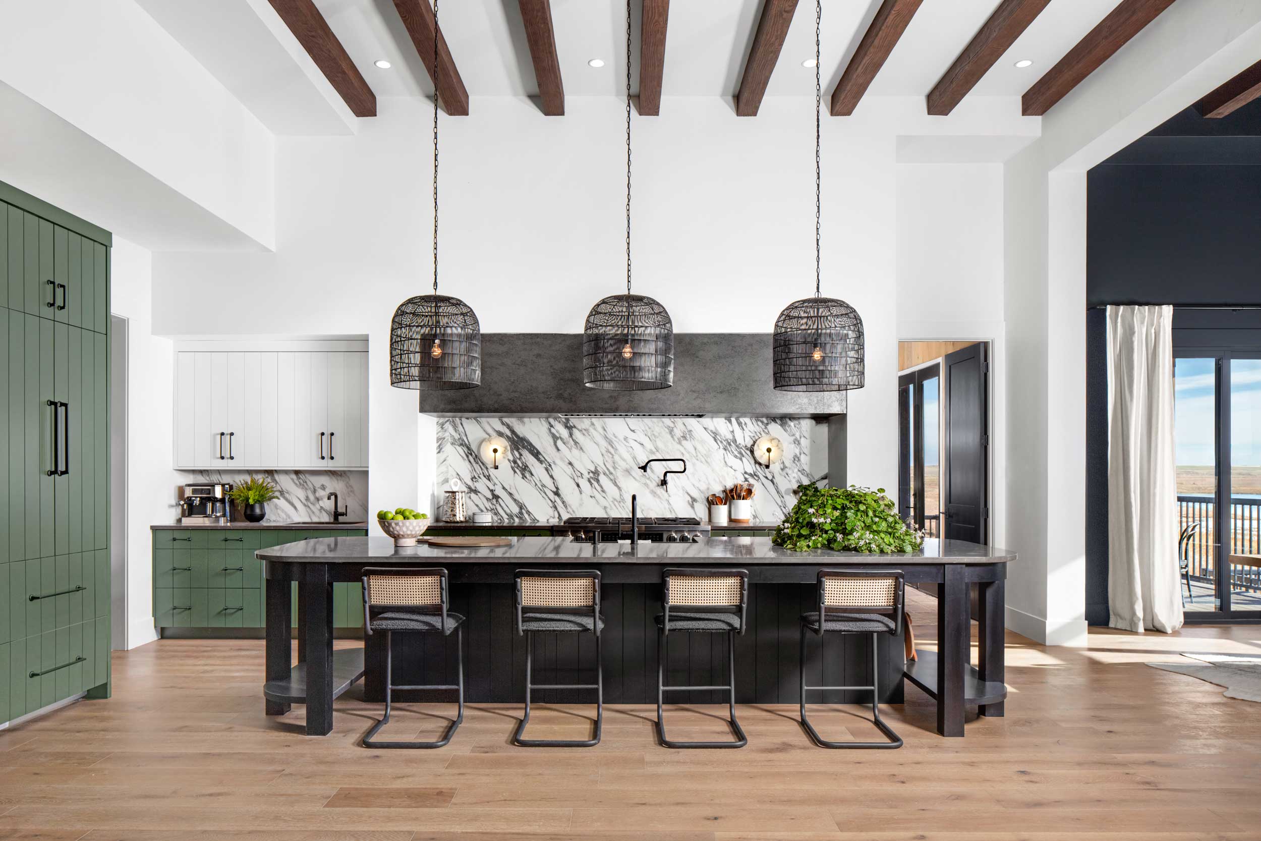 Large-format Porcelain Sintered Stone Kitchen Backsplash in Kaledonia